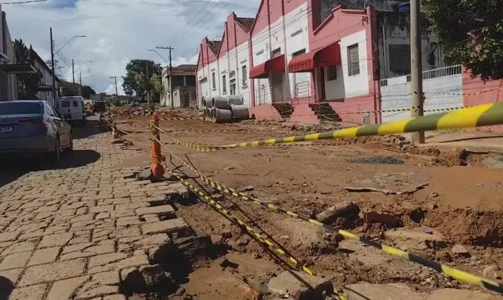 Prefeitura rescinde contrato e embarga obra na avenida Otto Krakauer por atraso crônico
